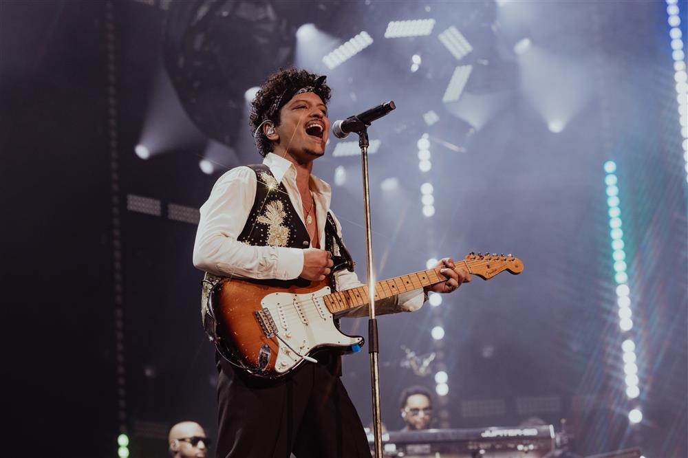 bruno mats romantic tour 2026 strike v